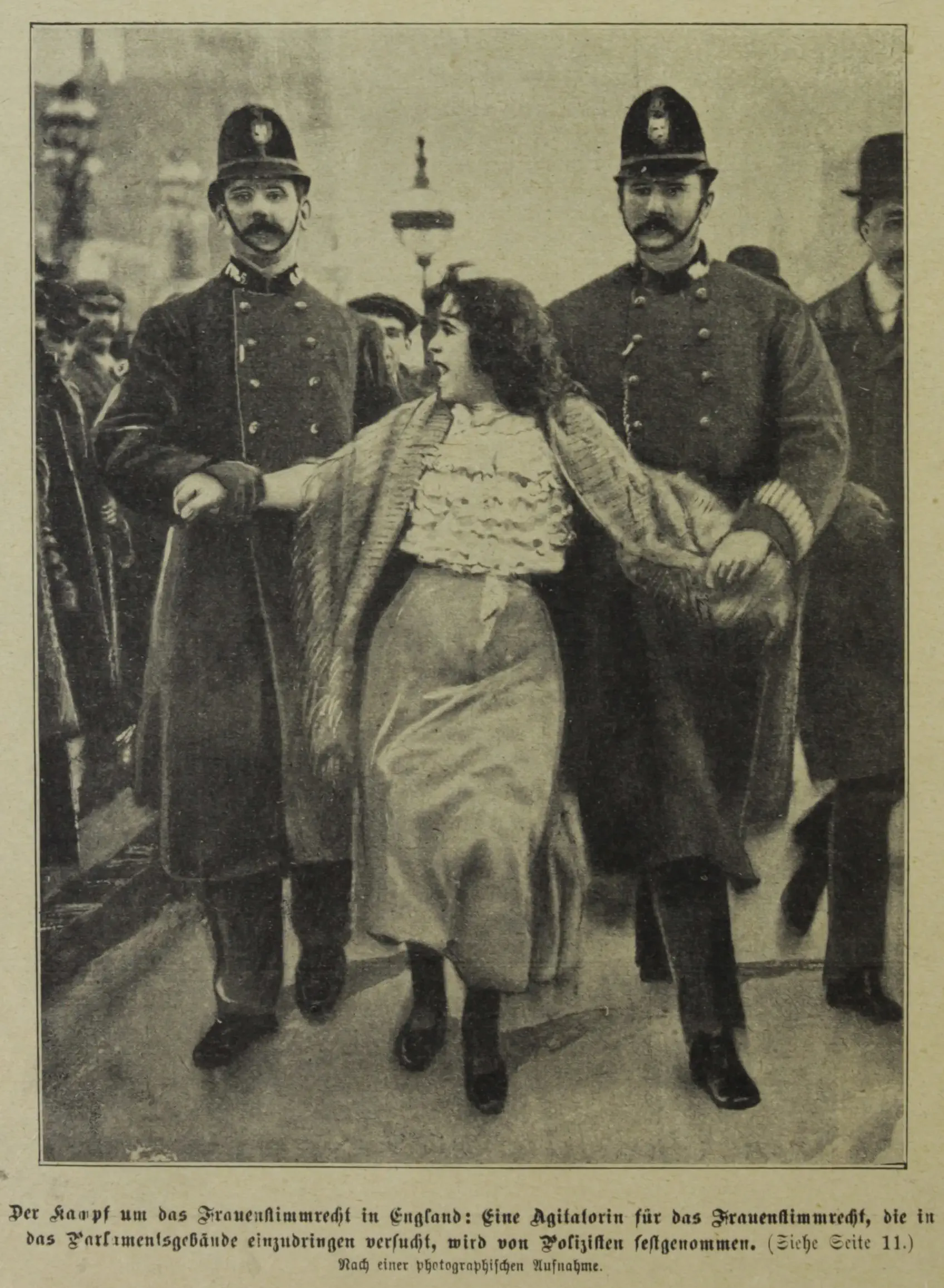 Die Abbildung zeigt eine Aktivistin für das Frauenwahlrecht in England, die von zwei uniformierten Polizisten abgeführt wird.